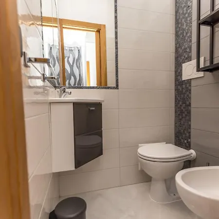 Apartament Maranola *